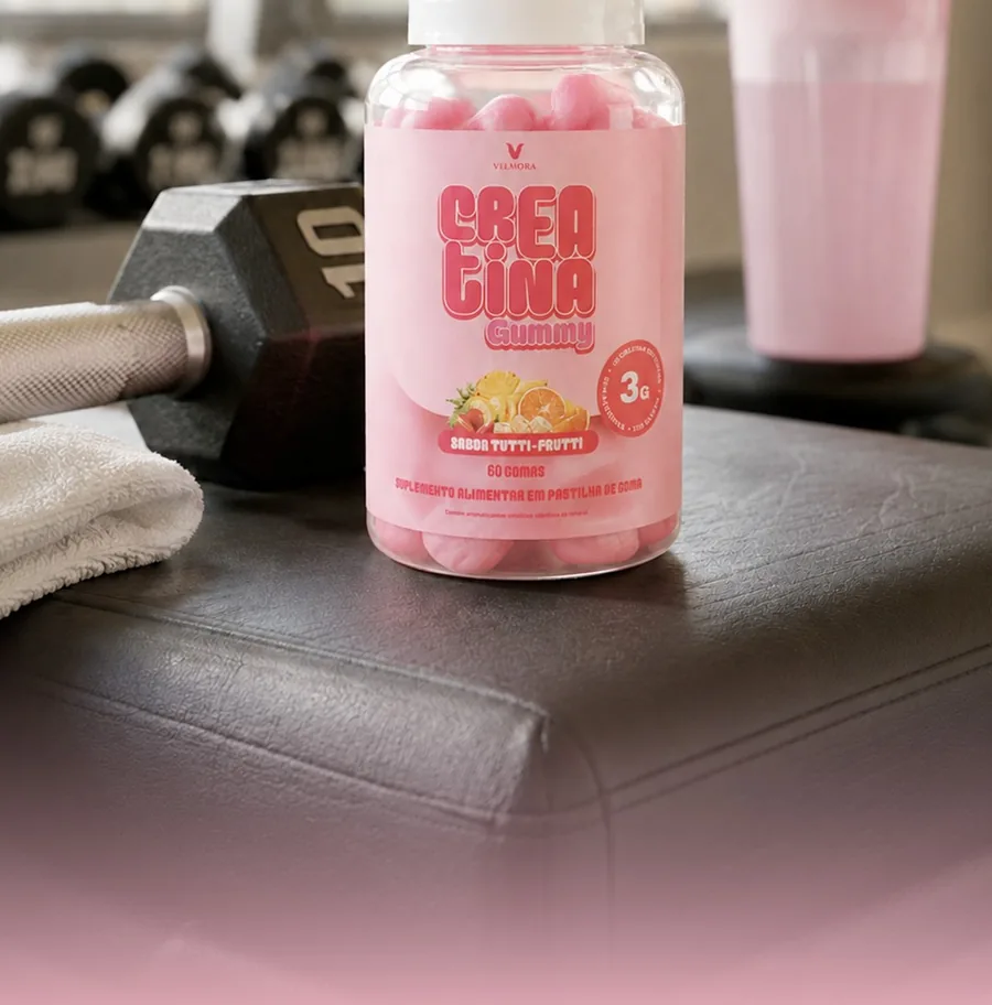 Pote de Crea Gummy no banco da academia, ao lado do halter e da toalha