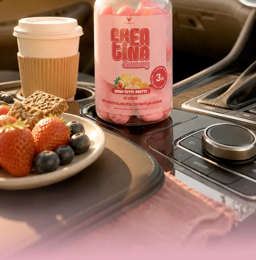 Pote de Crea Gummy no porta-copos do carro, com café e frutas