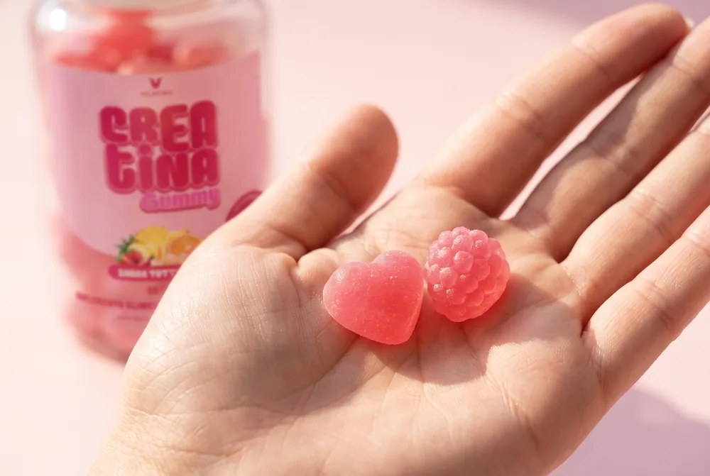 Duas gomas de Crea Gummy na palma da mão